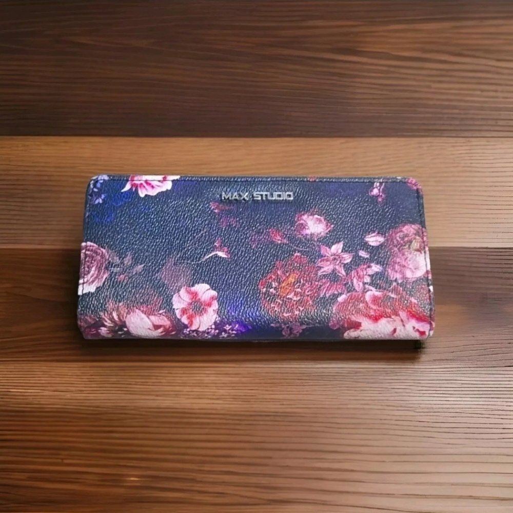 NWOT Max Studio Wallet